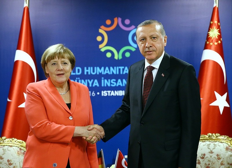 President Recep Tayyip Erdou011fan (R) and German Chancellor Angela Merkel (L) shake hands prior a bilateral at World Humanitarian Summit in Istanbul (EPA)