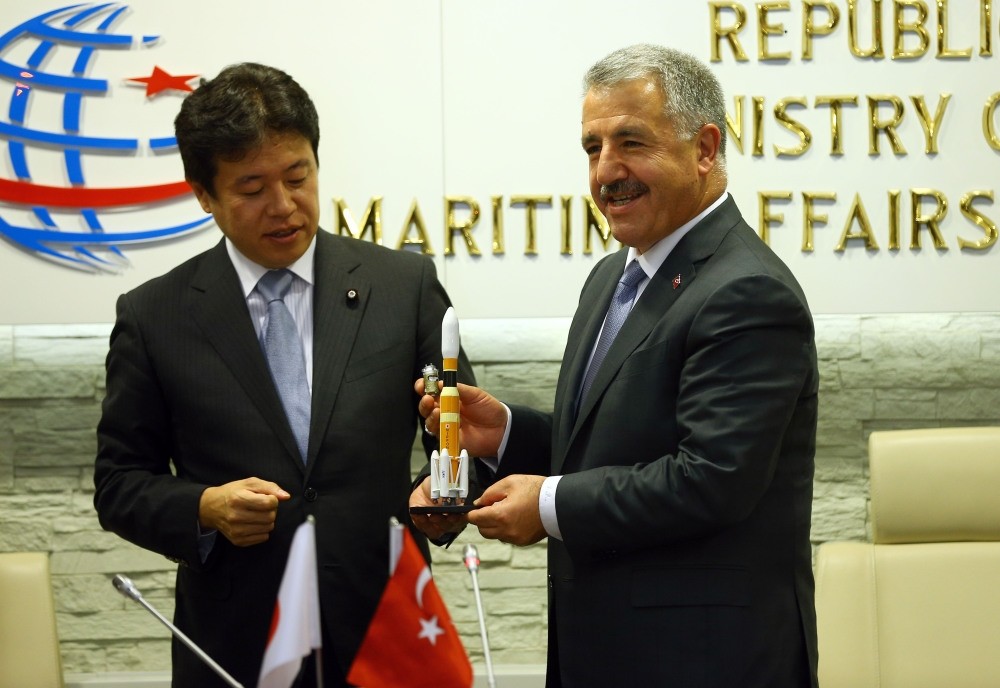 Minister Arslan (R) presented  a miniature space craft to Japanese Minister Tsuruho (L) as a gift after the press conference on Thursday.