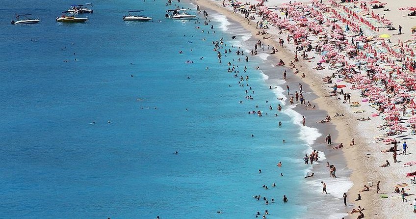 Alman ve Rus turistler akın akın Antalyaya geliyor