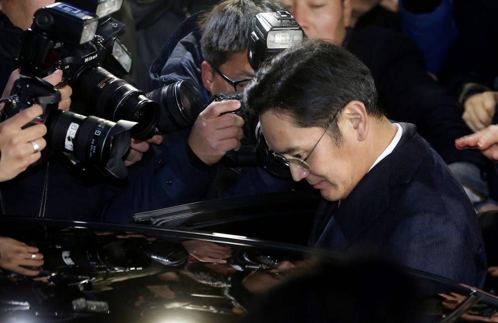 Samsung Electronics Vice Chairman Jay Y. Lee is surrounded by media as he leaves the office of the independent counsel in Seoul.