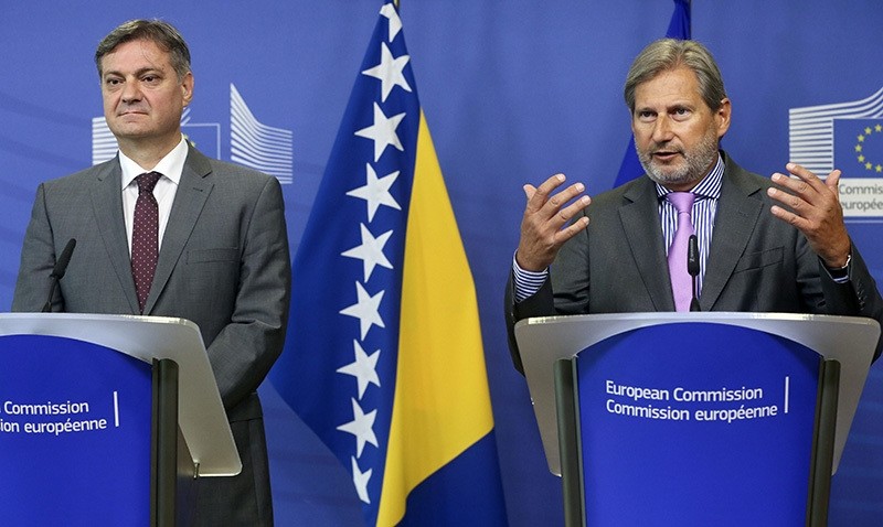 Denis Zvizdic (L), Chairman of the Council of Ministers of Bosnia and Herzegovina, and EU Commissioner for Neighbourhood Enlargement Negotiations Johannes Hahn (R) arrive for a joint press conference in Brussels, Belgium, Sept. 05 2016. (EPA Photo)