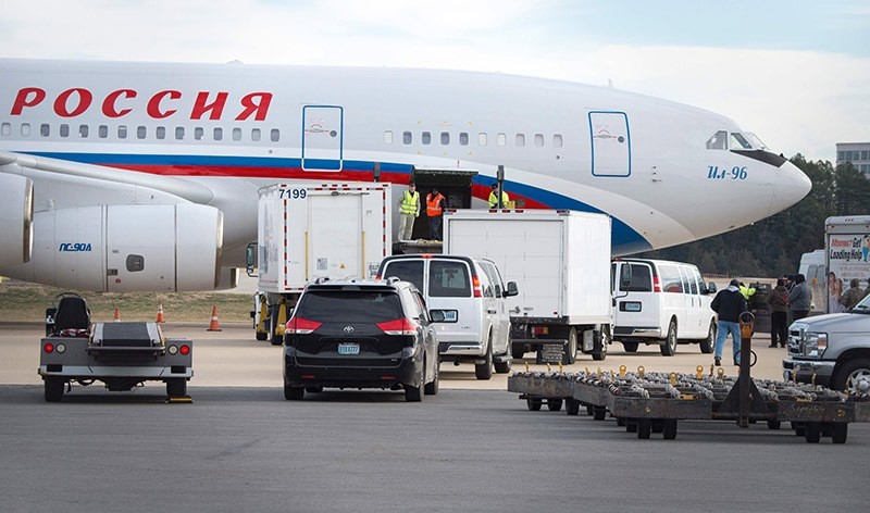 Vehicles pull up to a Russian aircraft that arrived to pick up expelled Russian diplomats at Dulles International Airport December 31, 2016. (AFP Photo)
