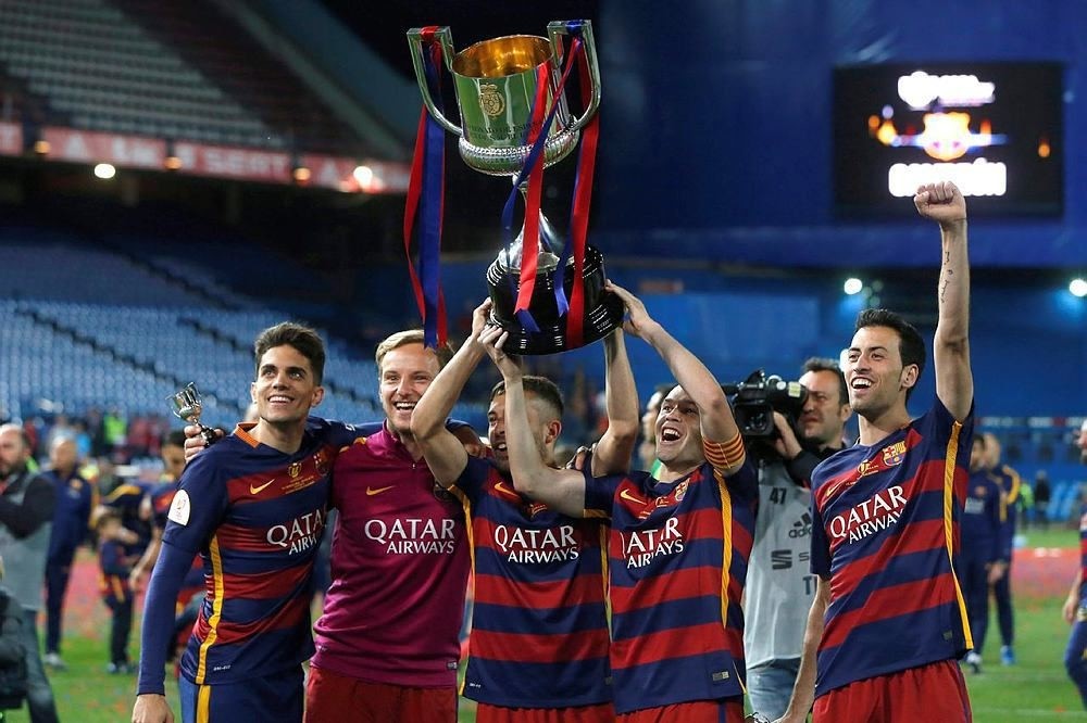 FC Barcelona's players celebrate their victory after the Spanish King's Cup final between FC Barcelona and Sevilla FC at Vicente Calderon stadium in Madrid, Spain, 22 May 2016. (EPA Photo)
