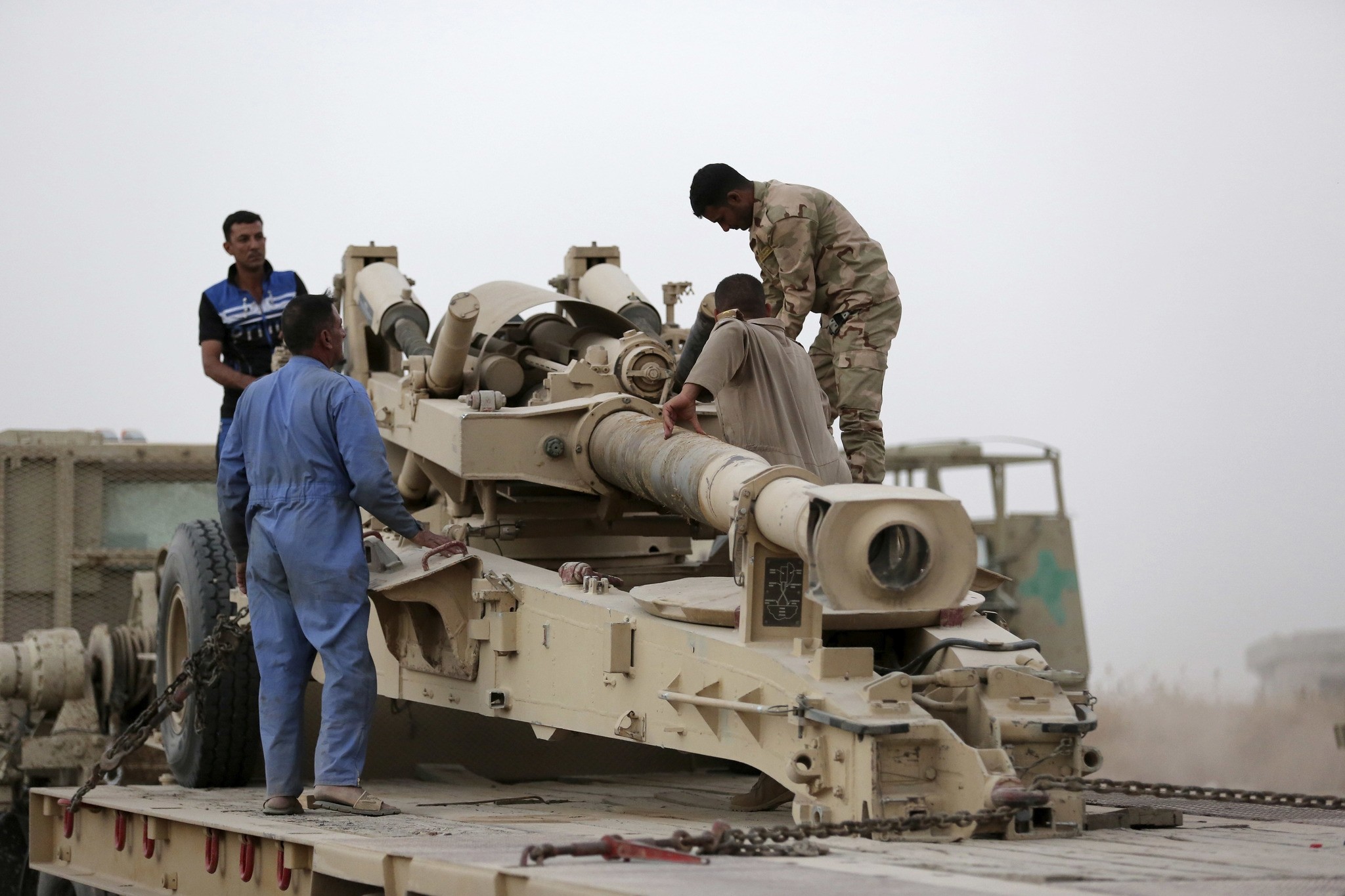 Iraq's elite counterterrorism forces prepare for an operation to re-take the Daesh-held City of Mosul, outside Mosul, Iraq, Friday, Oct. 14, 2016. (AP Photo)