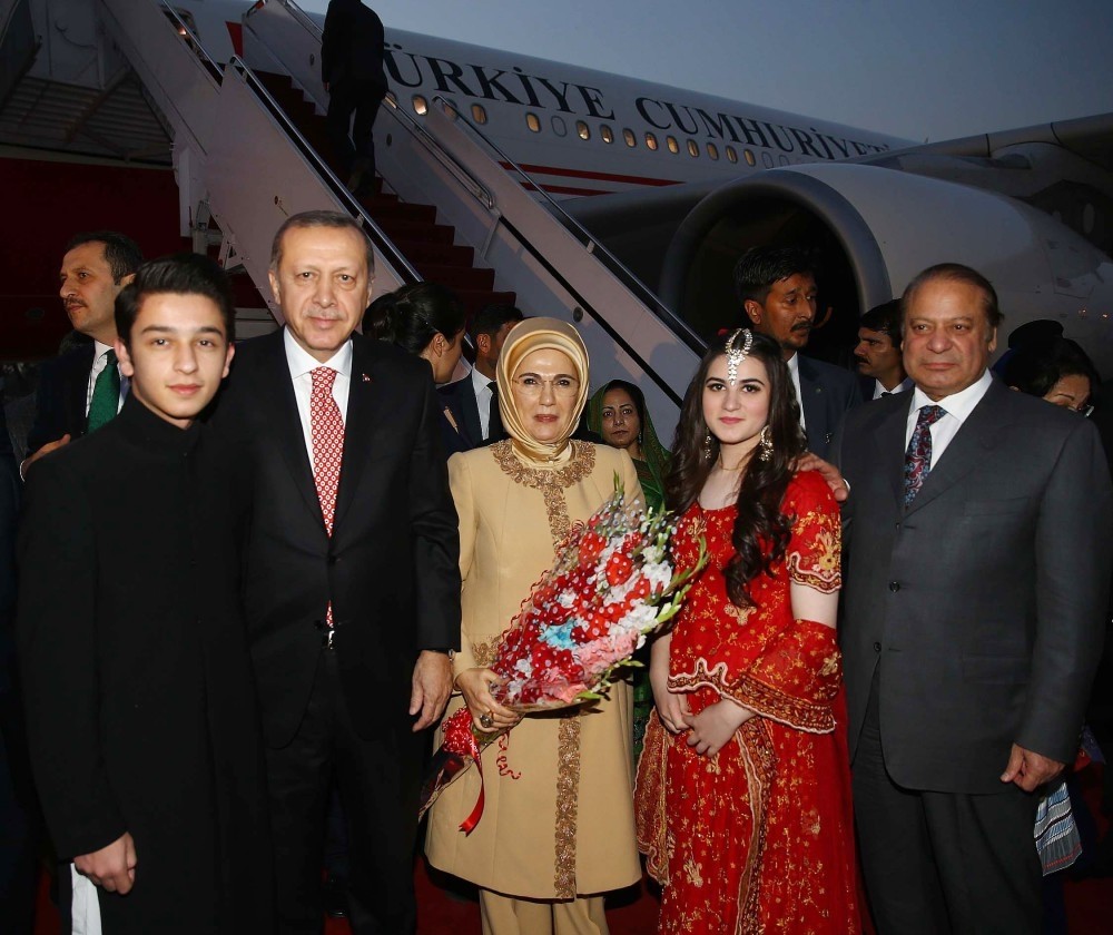 Pakistani PM Nawaz Sharif welcomed President Erdou011fan at airport in Islamabad.