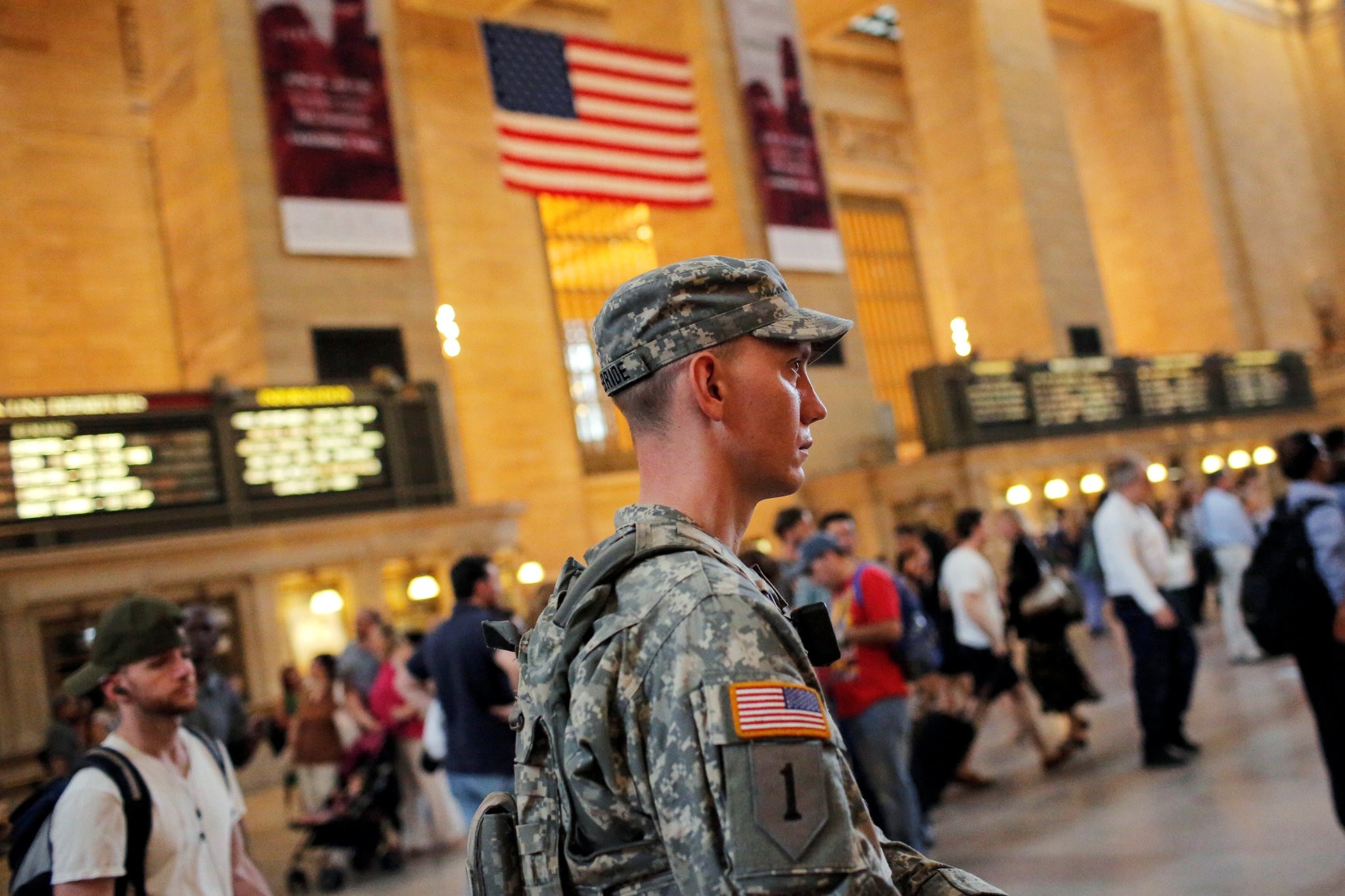 A member of the U.S. Army National Guard monitors commuters at Grand Central Station as security increases leading up to the Fourth of July weekend in Manhattan, New York, U.S., July 1, 2016. (REUTERS Photo)