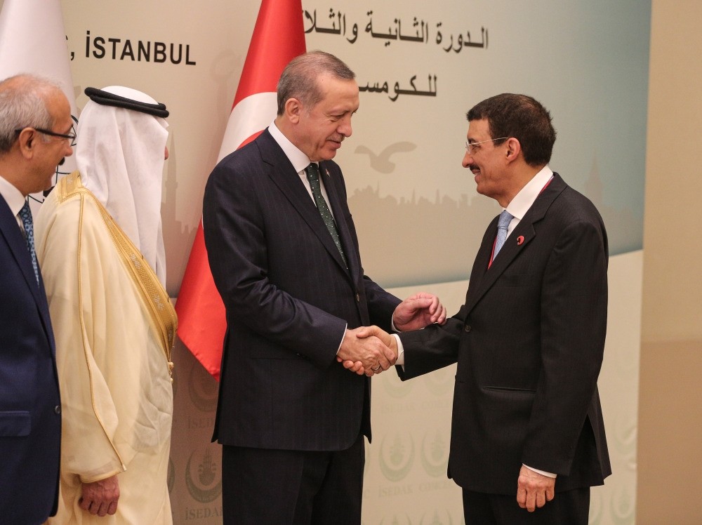 President Erdou011fan (C) shakes hands with Chairman of Islamic Development Bank Bandar Hajjar during the 32nd Meeting of Standing Committee for Economic and Commercial Cooperation of the Organization of the Islamic Cooperation in Istanbul Wednesday.