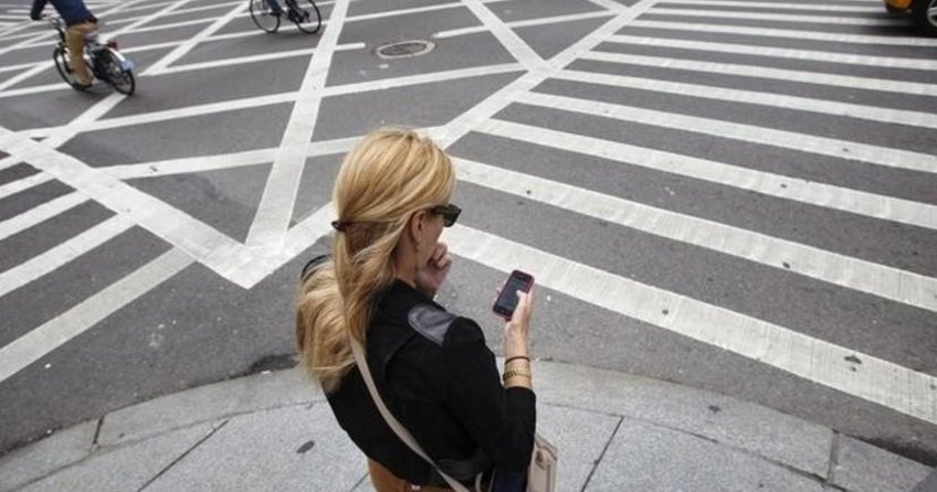 Cadde geçerken telefon yasak