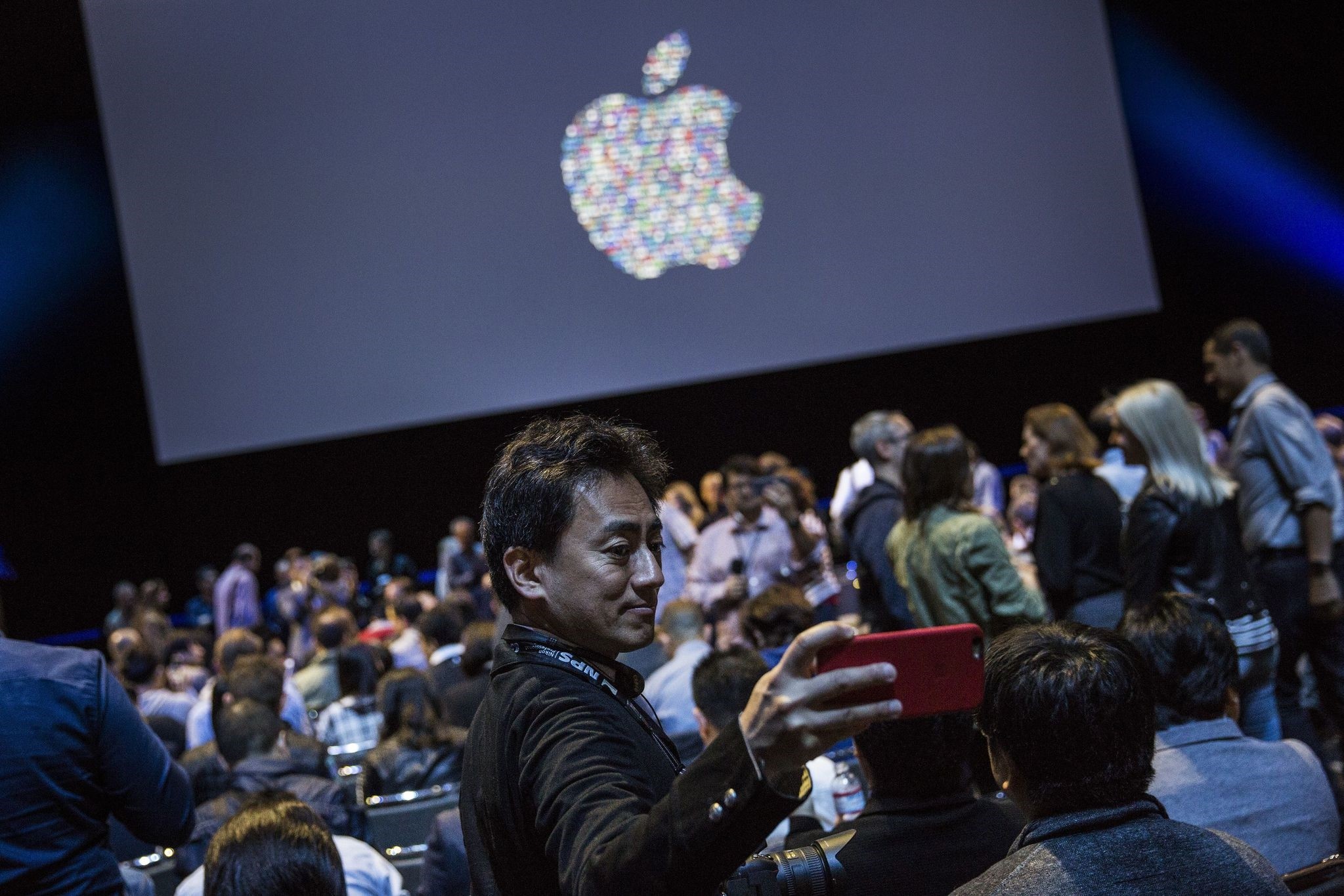  A man takes a selfie while waiting for the start of an Apple event at the Worldwide Developer's Conference on June 13, 2016 in San Francisco, California. (AFP Photo)