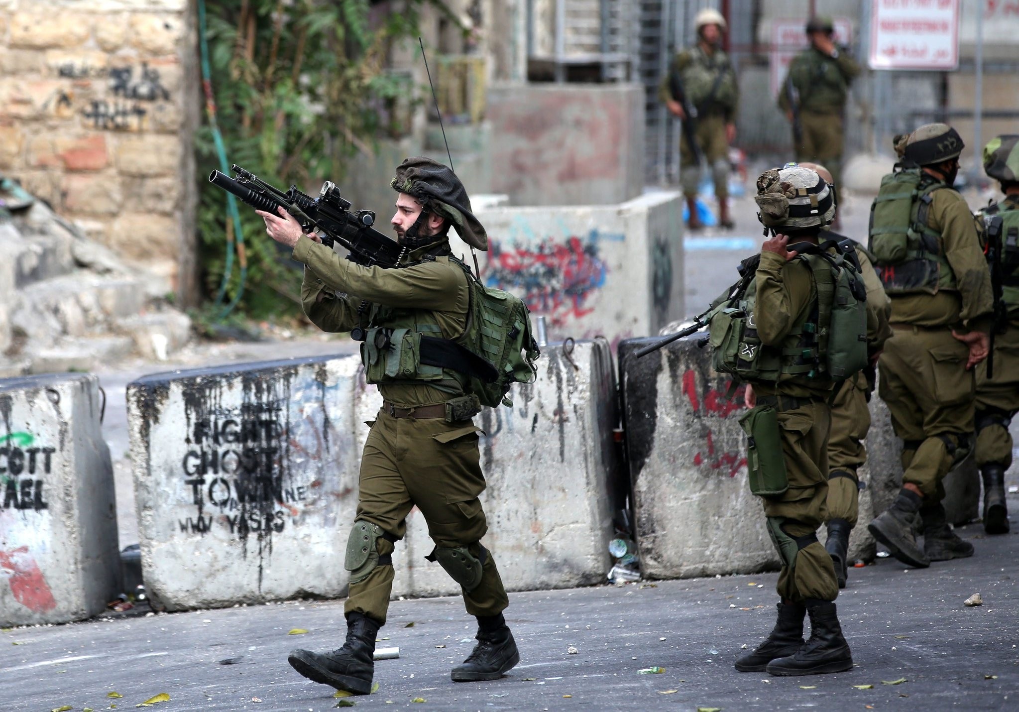 Israeli soldiers take up position during clashes with Palestinian protesters in the West Bank city of Hebron, 19 October 2015. (EPA Photo)