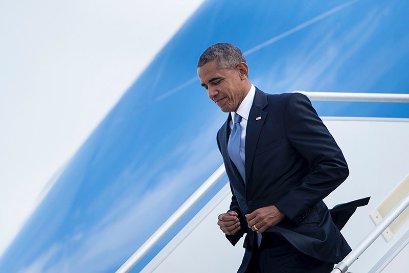 Barack Obama arrives at Eleftherios Venizelos International Airport, on Nov. 15, 2016 in Greece. (AFP Photo)