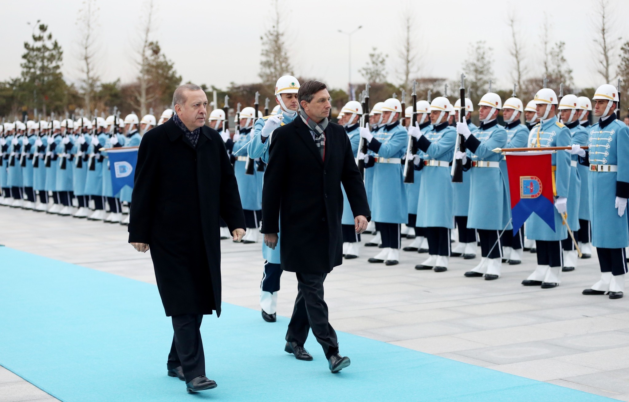 President Erdou011fan (L) and his Slovenian counterpart Pahor take the ceremonial walk in the Presidential Complex in Ankara, December 15, 2016 (IHA Photo)