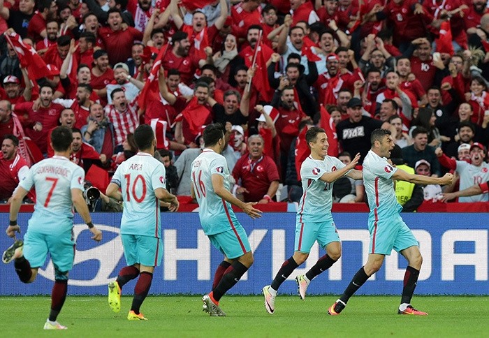 Burak Yilmaz of Turkey (R) celebrates after scoring the 1-0 goal during the UEFA EURO 2016 group D preliminary round match between Czech Republic and Turkey at Stade Bollaert-Delelis in Lens Agglomeration, France, 21 June 2016. (EPA Photo)