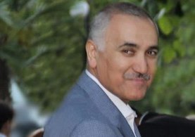Alzheimerlı yaşlı çiftin evine girip darbeyi yönetti