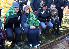 Yazlık ayakkabı giyen Şehit annesinin ayakları üşümesin diye...
