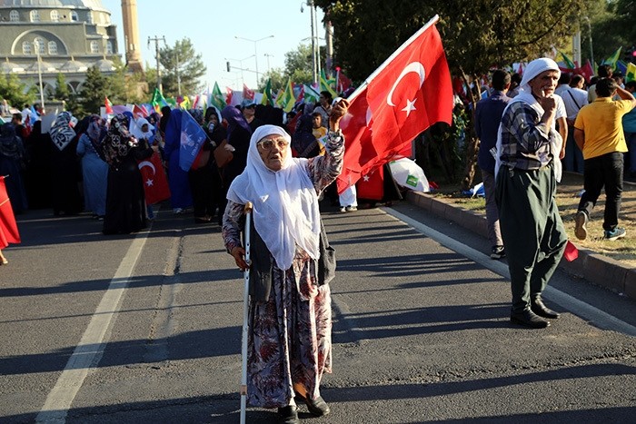 People in Turkey's southeastern Diyarbaku0131r protest the Gu00fclenist coup attempt (AA Photo)