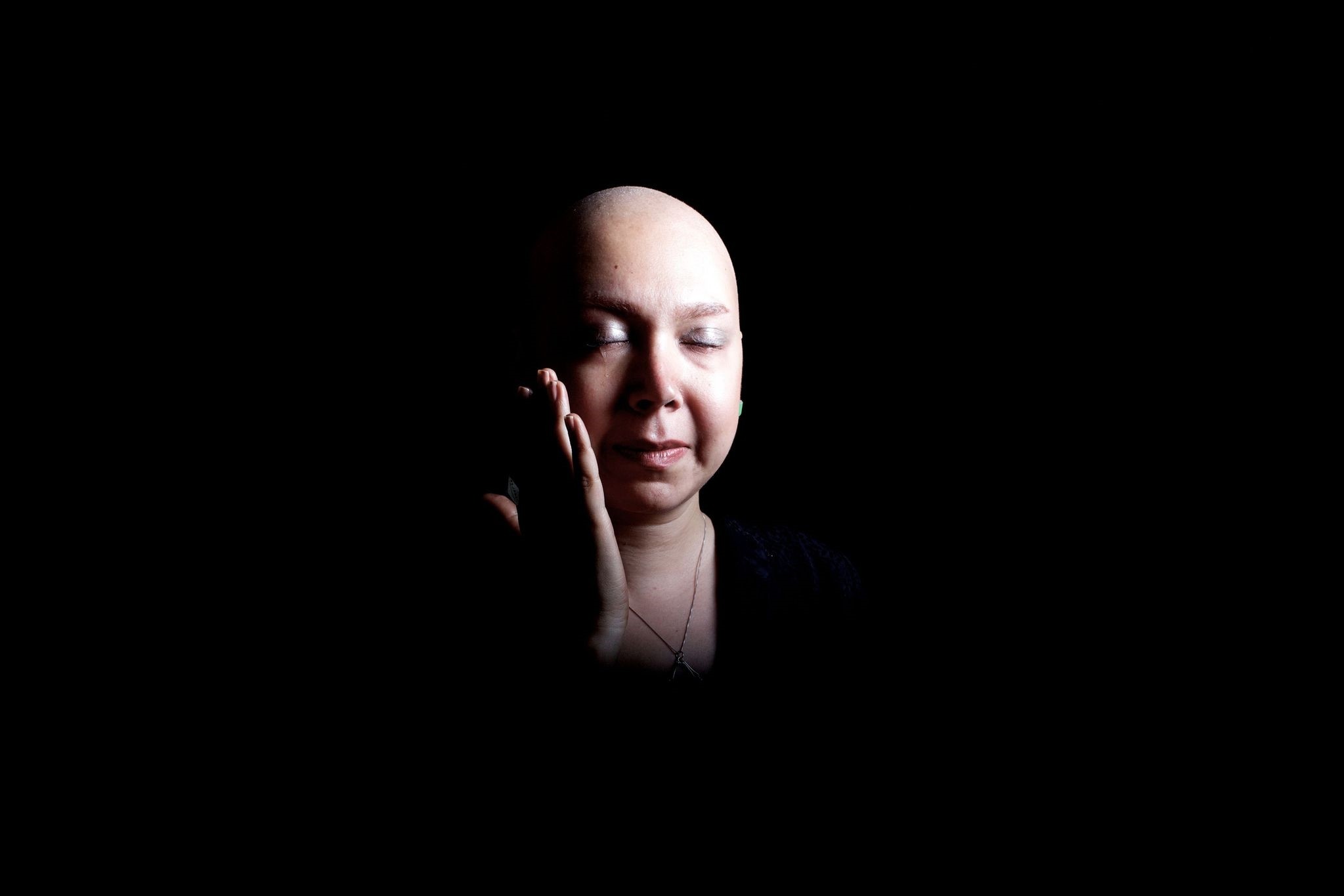 his file photo taken on October 12, 2013 shows Iranian breast cancer patient Farvah posing for a portrait in a studio in Tehran. (AFP Photo)