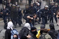 Demonstrators clash with French riot police during a march in Paris, France, to demonstrate against the new French labour law, September 15, 2016. (REUTERS Photo)