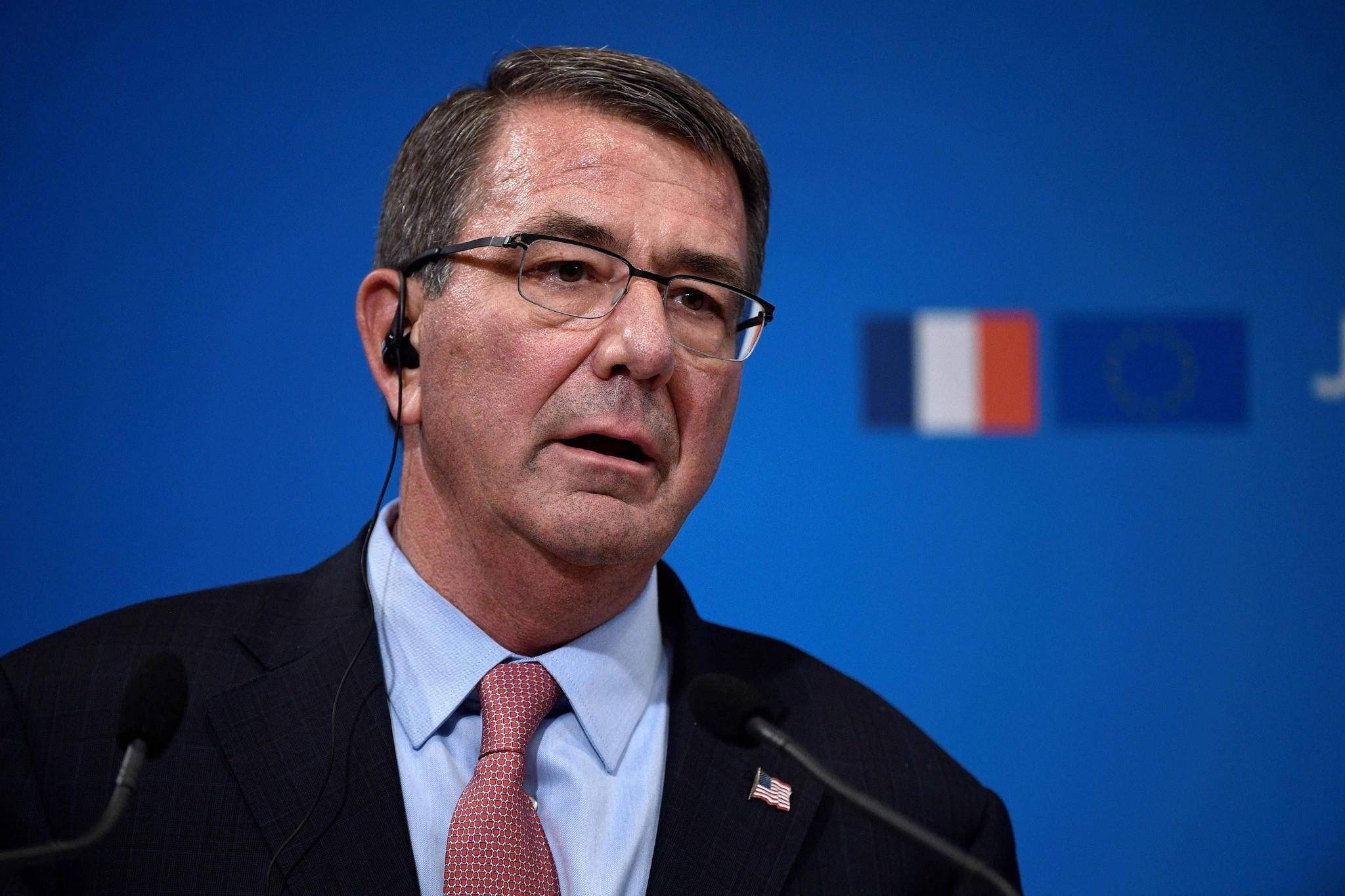 US Secretary of Defense Ashton Carter speaks as French Defence Minister listens on during a joint press conference following a meeting with ministers from 12 other countries on October 25, 2016 in Paris. (AFP Photo)