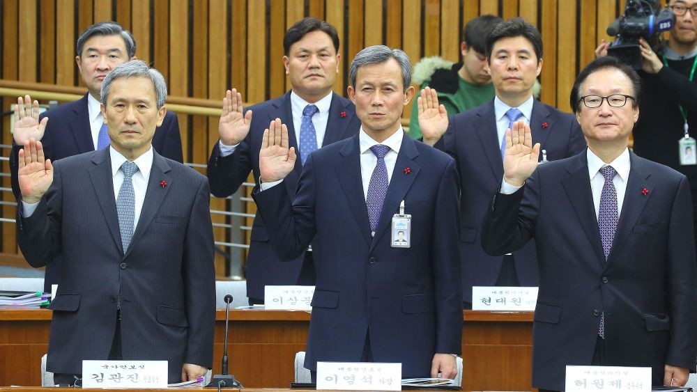 National Security Office chief Kim Kwan-Jin (L) and other presidential aides take an oath during a hearing on South Korean President Park Geun-Hyeu2019s corruption scandal at the National Assembly in Seoul, Monday.