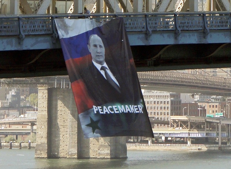 لافتة بوتين صانع السلام" على أحد جسور نيويورك تثير حفيظة السلطات الأمريكية