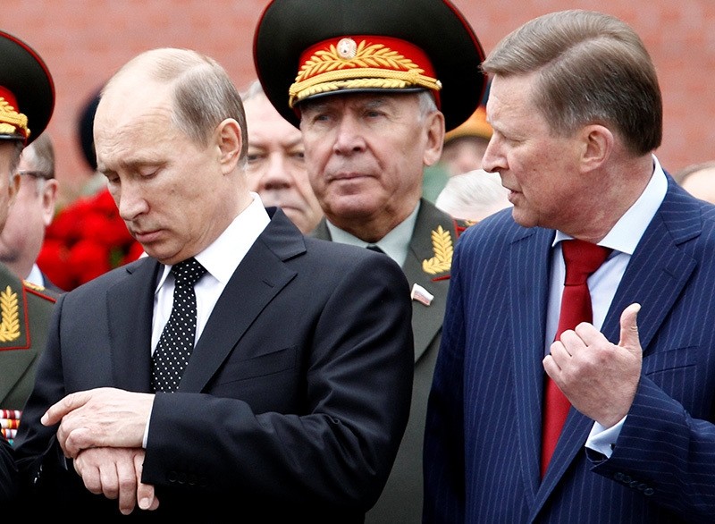 Russian President Vladimir Putin (L) and chief of President's staff Sergei Ivanov attend a ceremony marking the 72nd anniversary of the Nazi German invasion, at the Tomb of the Unknown Soldier in Moscow, Russia, June 22, 2013. (Reuters Photo)