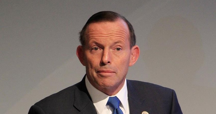 Avustralya’da eski Başbakan Abbott, saldırıya uğradı