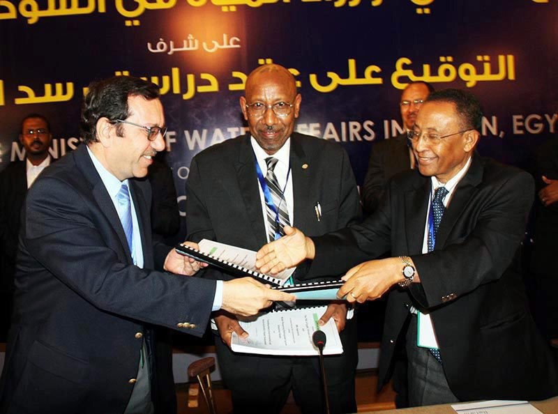 Representatives for Ethiopia, Sudan, and Egypt exchange treaties during the trilateral meeting for Ethiopia, Sudan, and Egypt to sign the contract for Ethiopia's Grand Renaissance Dam on the Nile River, Khartoum, Sudan, Sept. 20, 2016. (EPA Photo)