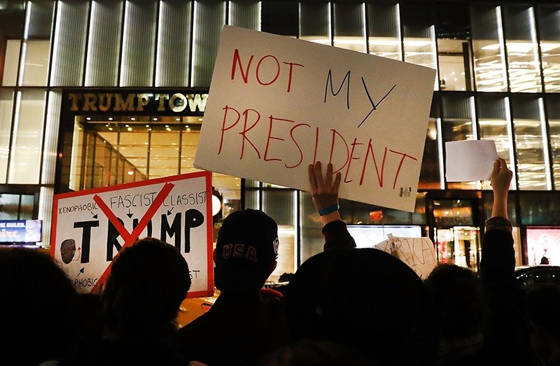 Dozens of anti-Donald Trump protesters stand along 5th Avenue in front of Trump Tower as New Yorkers react for a second night to the election of Trump as president of the United States on November 10, 2016 in New York City. (AFP Photo)