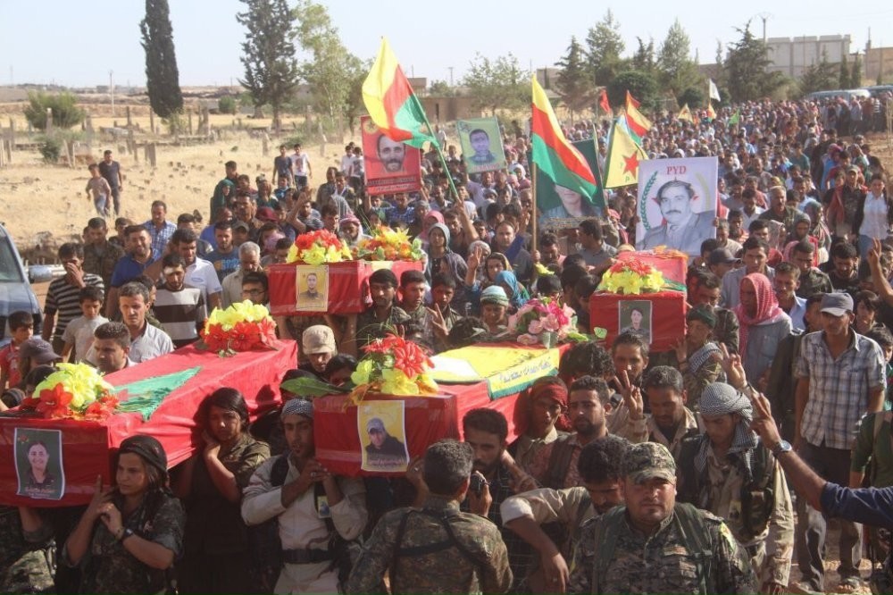 Locals in Kobani carry the coffins of YPG militants.