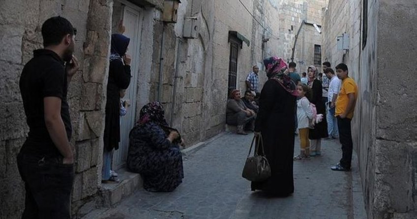 Çocuklarının gözleri önünde eşini boğarak öldürdü