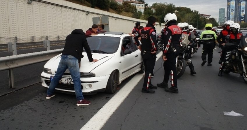 Emniyet şeridine giren otomobil polislere çarptı: 2 yaralı