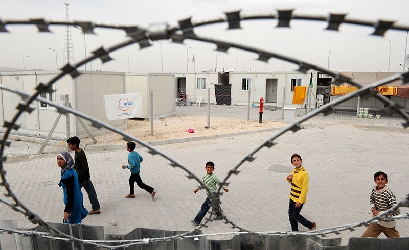 Syrian refugees go about their daily lives at the Oncupinar refugee camp in Kilis near Syria border, on April 11, 2012 (AFP Photo)