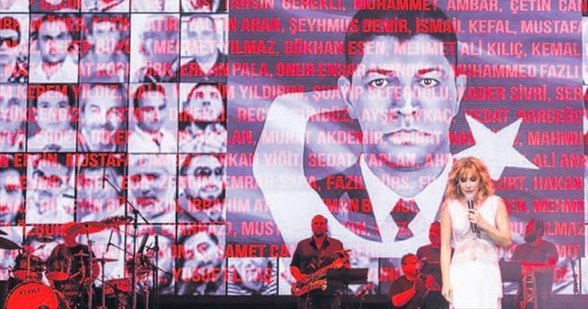 Konserde şehitleri unutmadı