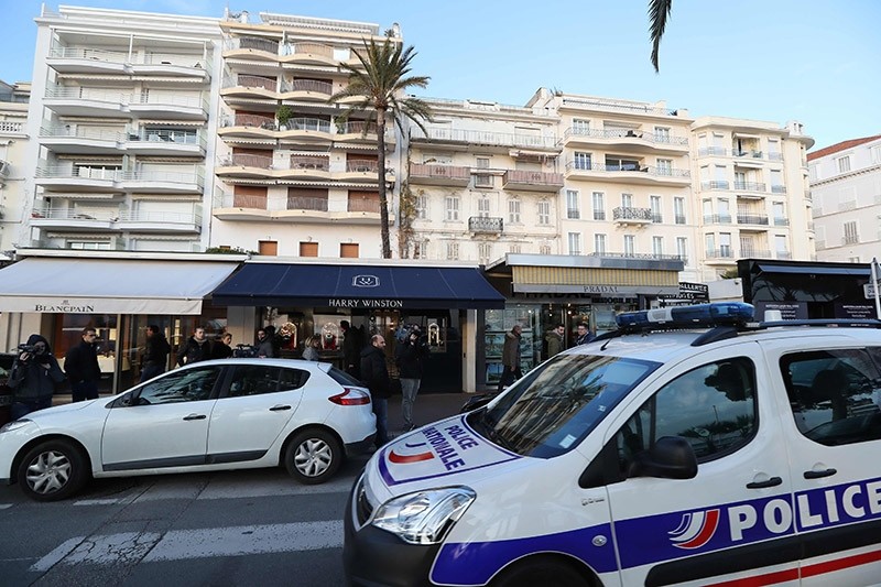 A police car drives past the Harry Winston jewelry shop in Cannes, southern France, on Jan. 18, 2017, a few hours after a robbery took place. (AFP Photo)