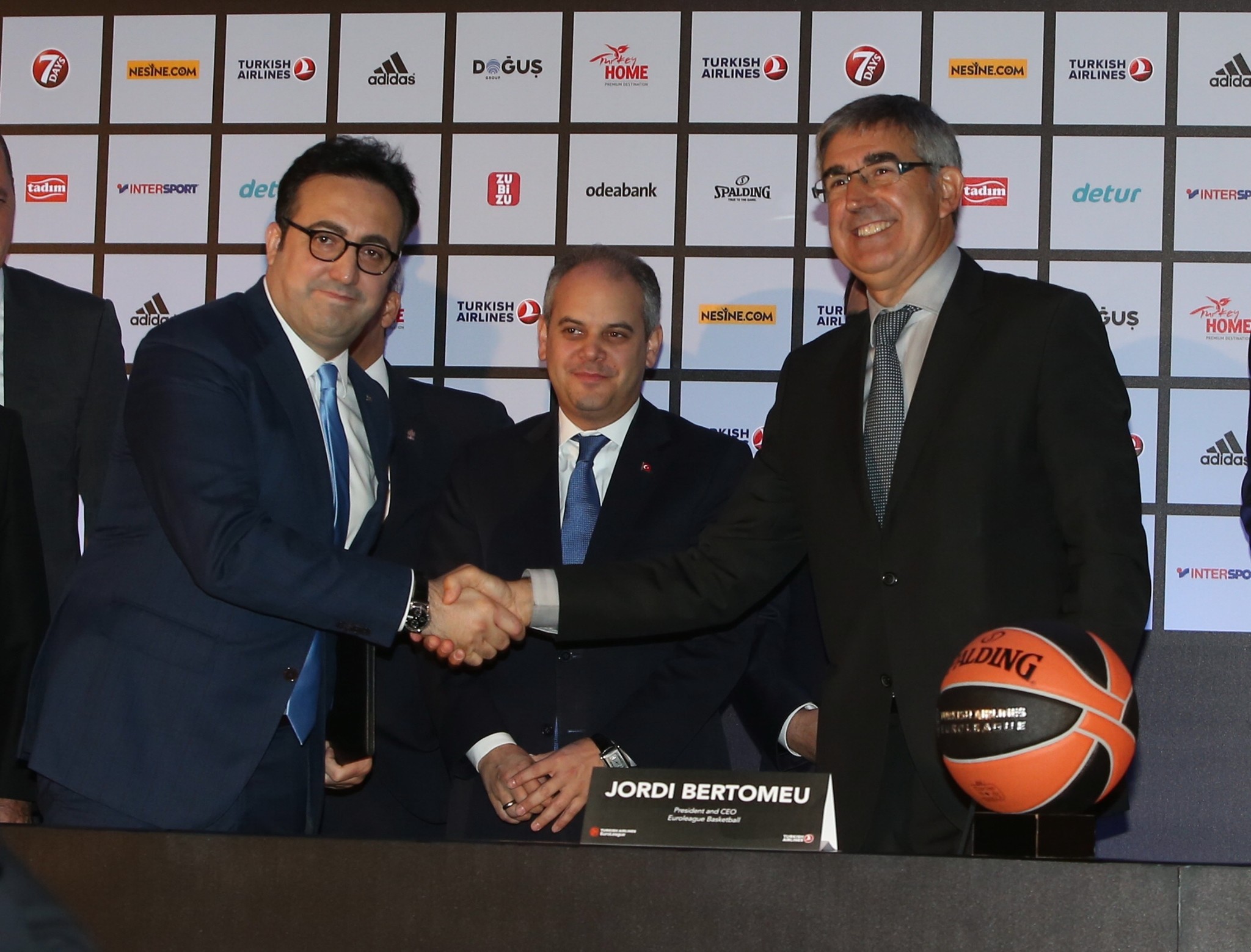 Turkish Airlinesu2019 Chairman u0130lker Aycu0131 (L) shakes hands with THY Euroleague CEO Jordi Bertomeu in the signing ceremony to host THY Euroleague 2017 Final Four in Istanbul.
