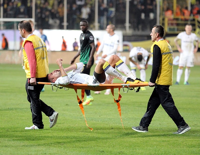 Van Persie had to be removed on a stretcher with bandaging over his eye. (AA Photo)