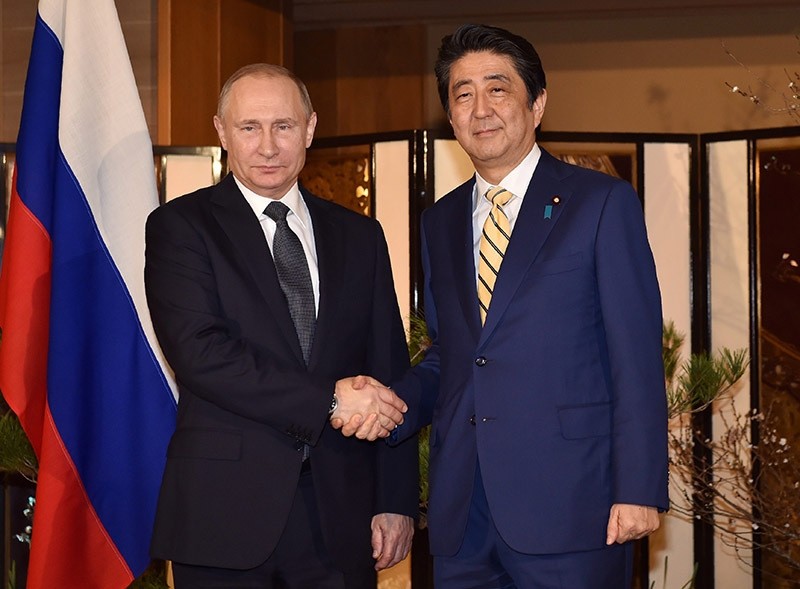 Russian President Vladimir Putin (L) shaks hands with Japanese Prime Minister Shinzo Abe (R) pior to their talks in Nagato, Japan on Dec. 15, 2016. (EPA Photo)
