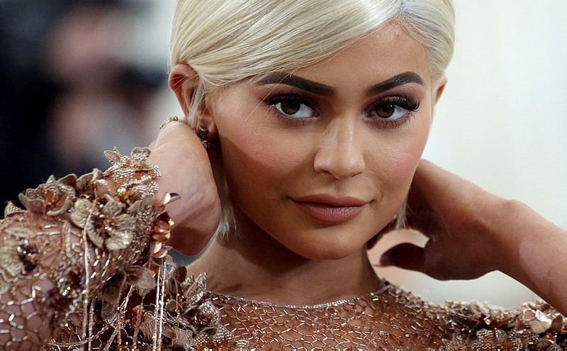 Kylie Jenner Zuckerberg I Solladi Harpersbazaar