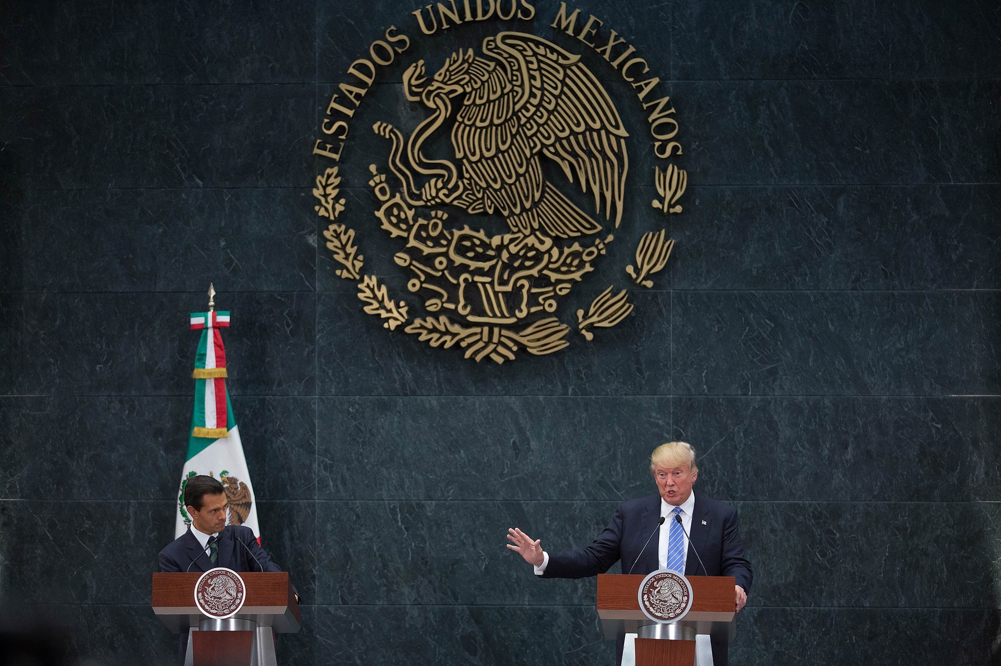 US presidential candidate Donald Trump (R) delivers a joint press conference with Mexican President Enrique Pena Nieto in Mexico City on August 31, 2016. (AFP Photo)