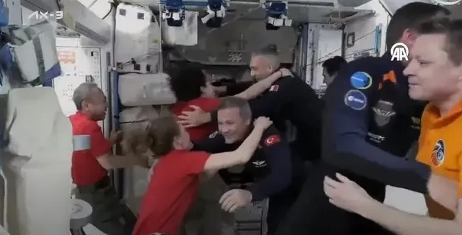 alper-gezeravciyi-tasiyan-uzay-araci-isse-kenetlendi-1705755155725.jpeg