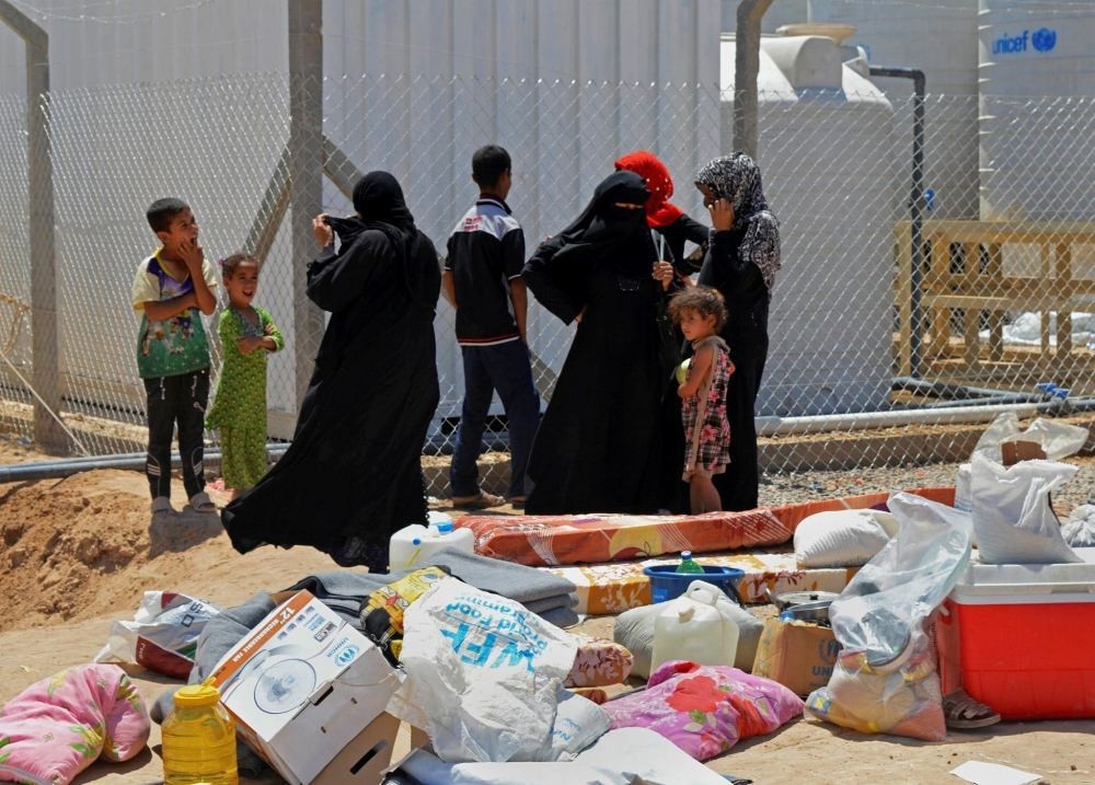 Thousands of civilians try to leave Fallujah.