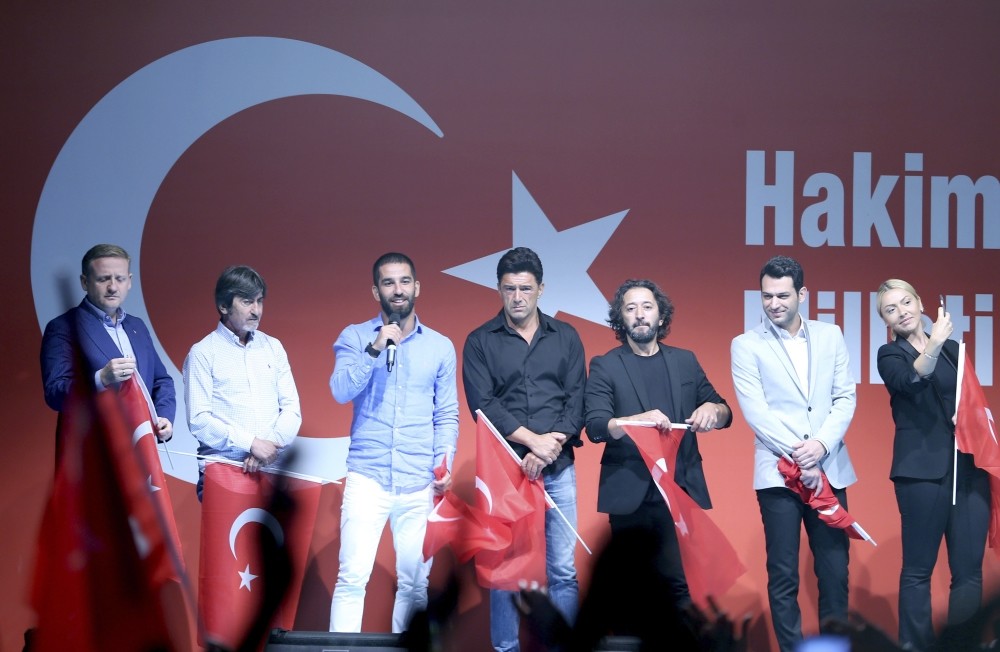 Producer and TV personality Acun Ilu0131calu0131, singers Hadise and Fettah Can, along with actors Murat Yu0131ldu0131ru0131m and Hakan Ural addressed the people who were in Ku0131su0131klu0131 for u201cdemocracy watch.u201d