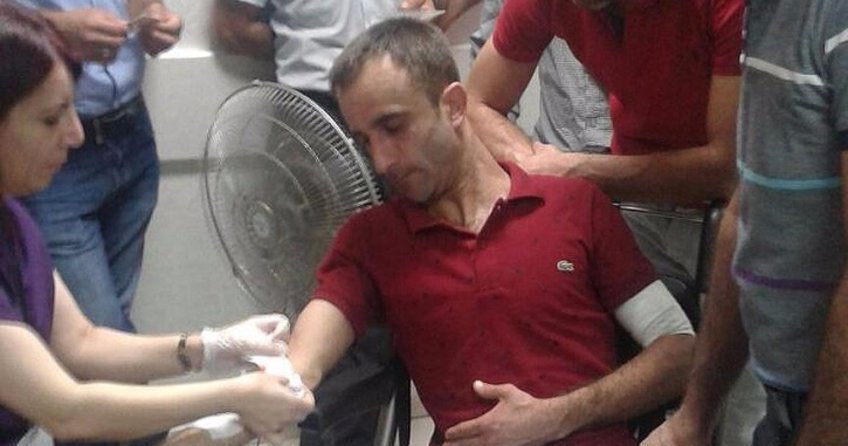 Belediye işçilerinin görevini yapan temizlikçilere saldırdılar
