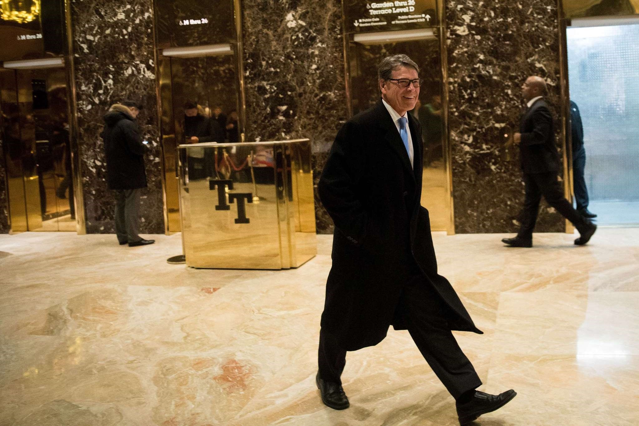  Former Texas Governor Rick Perry walks through the lobby on his way out of Trump Tower, December 12, 2016 in New York City. (AFP Photo)