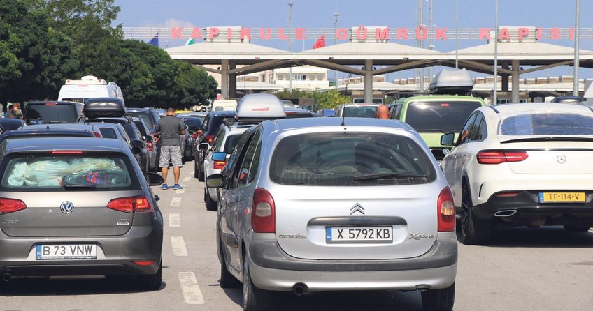 Dönüş başladı kuyruk uzadı