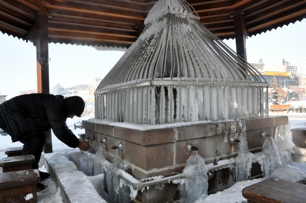 Water from fountains were frozen in Erzurum.