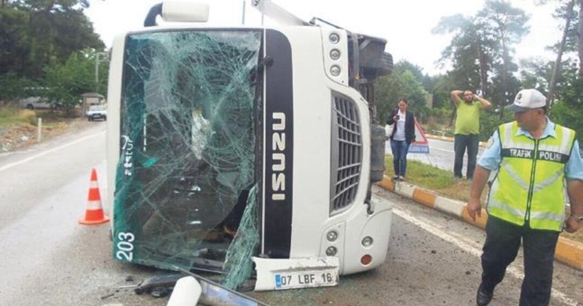 Midibüs devrildi 13 turist yaralandı