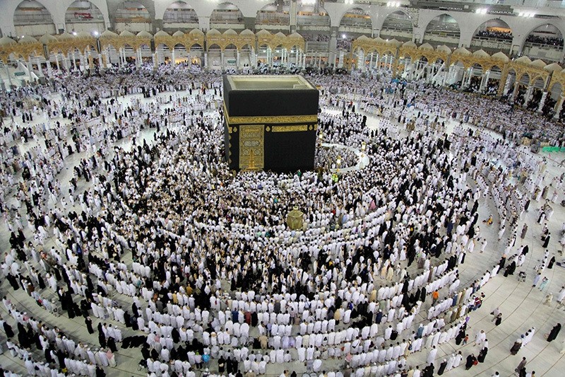 Muslims from all around the world are seen breaking their fast during the holy month of Ramadan at the Grand Mosque, which contains Islam's holiest site the Kaaba (C), in Mecca on June 8, 2016. (AFP Photo)