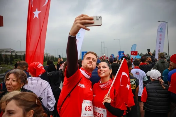 osmangazi-koprusunde-tarihi-ilk-cumhuriyet-icin-kostular-1793276838247.jpeg